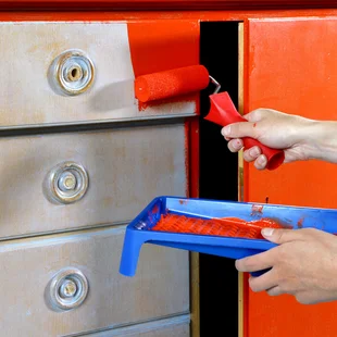 Möbel/Schranktüren - alte Kommode mit roter Lack Farbe streichen